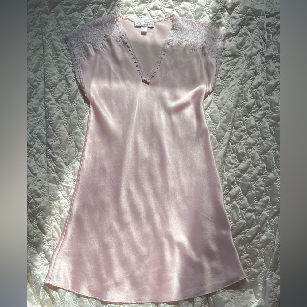 Vintage 1990s Oscar
de la Renta Lace Satin
Nightgown - XS